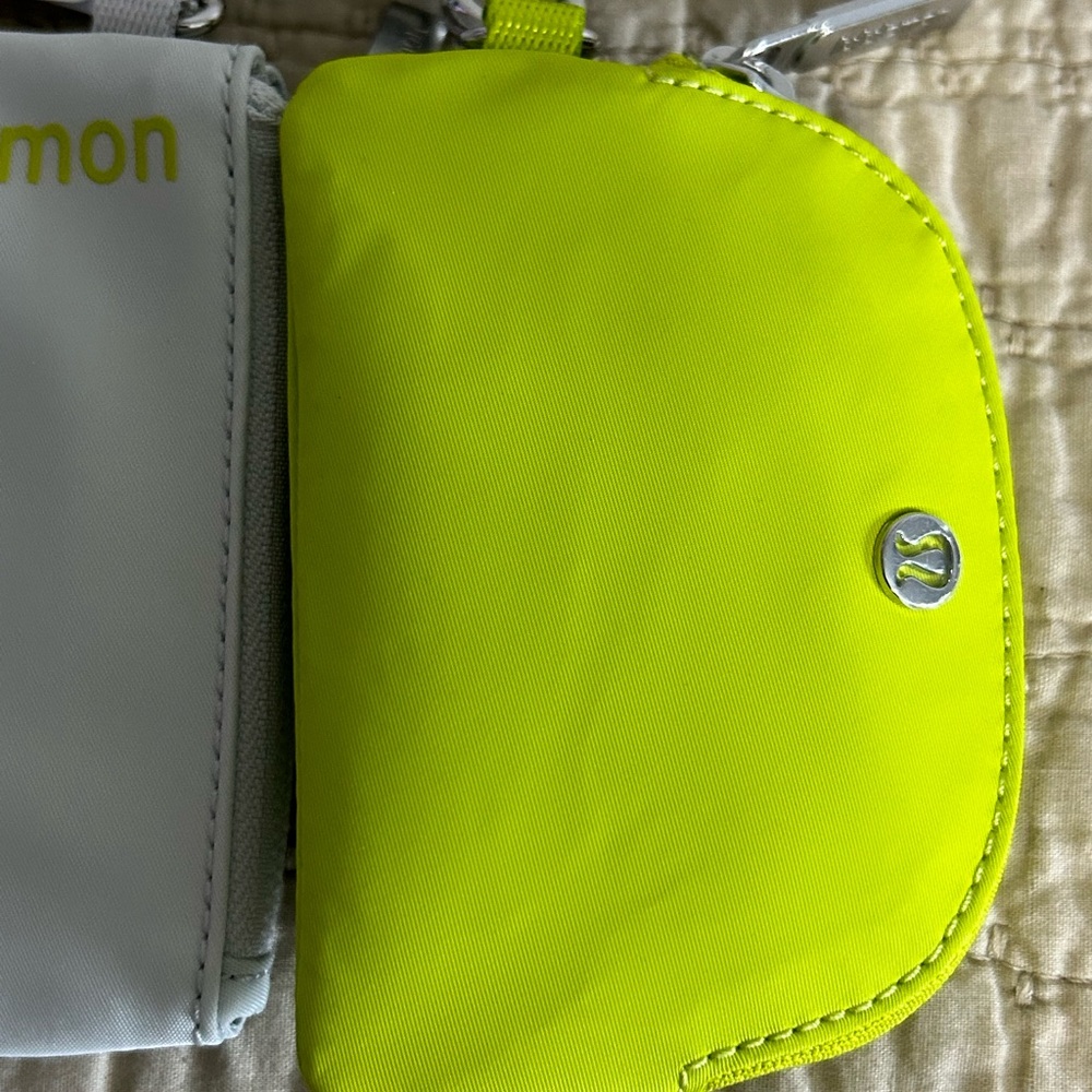 Lululemon Dual Pouch Wristlet Vapor Lichen Lime NWT - Picture 4 of 9